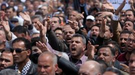 موظفو السلطة يعترضون على اجراءات رئيس السلطة بحقهم