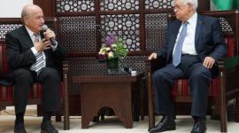 جوزيف بلاتر رئيس الفيفا ومحمود عباس رئيس دولة فلسطين