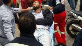 صورة أثناء نقل أحد المصابين