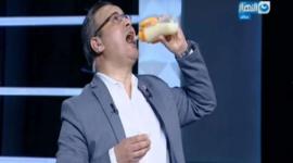  مذيع مصري يرضع على الهواء