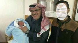 السفير محمد العمادي مع والد الطفل 