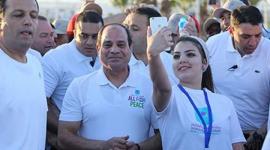 فتاة تلتقط صورة سيلفي مع الرئيس