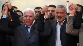 عضو اللجنة المركزية لحركة فتح عزام الاحمد يمين الصورة بجانبه اسماعيل هنية نائب رئيس المكتب السياسي لحماس
