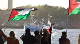 فلسطينيون يلوحون لسفينة تركية 
