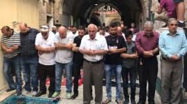 المقدسيون يواصلون صلواتهم في أقرب النقاط للمسجد الأقصى