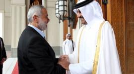 أمير قطر تميم بن حمد ورئيس المكتب السياسي لحماس إسماعيل هنية