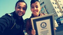 محمد الشيخ بعد تسلمه الجائزة برفقة مدربه محمد لبد