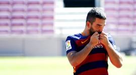 أردا توران يقبل شعار برشلونة