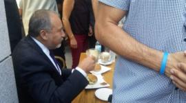 ليبرمان يتناول وجبة من الطعام بالمطعم الذي حصلت فيه العملية