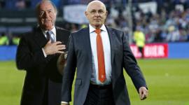 رئيس الاتحاد الهولندي ميكائيل فان براغ ورئيس الفيفا الحالي سيب بلاتر