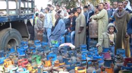 مواطنون يتزاحمون على اسطوانات الغاز