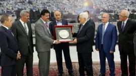 الرئيس محمود عباس أثناء استقبال بعثة الشجاعية
