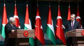 عباس وعلى يساره اردوغان
