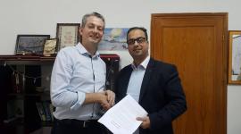  منسق لجنة دعم الصحفيين صالح المصري اثناء تقديمه المذكرة لمدير الصليب في الاراضي الفلسطينية
