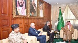السفير عبدالله الأغا خلال زيارته للأمير خالد بن عبدالعزيز