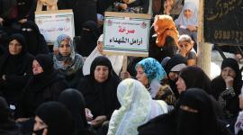 اهالي الشهداء خلال اعتصامهم أمام مقر مؤسسة رعاية أسر الشهداء والجرحى بمدينة غزة،