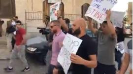 فلسطينيون يرشقون وفد امريكي بالاحذية والبيض في بيت لحم