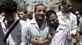 صورة للمسعفين أثناء تشيع جثمان الشهيد القططي