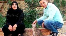 صورة تجمع الشهيد أشرف نعالوة ووالدته وفاء