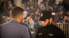 موظف حكومي يؤدي خدمة للجمهور