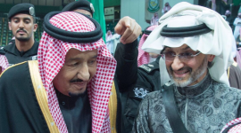 أول ظهور للملك سلمان والملياردير بن طلال بعد الإفراج عنه