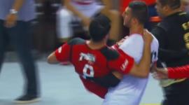 لاعب الزمالك ينقذ لاعب الأهلي