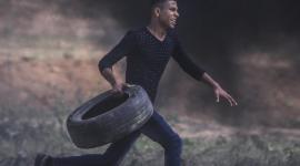 الشهيد عبد الفتاح عبد النبي قبل استشهاد إثر قنصه بطلق إسرائيلي
