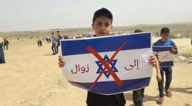 أطفال يحرقون الاعلام الإسرائيلية