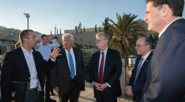 صورة للوفد أثناء اقتحامهم للقدس