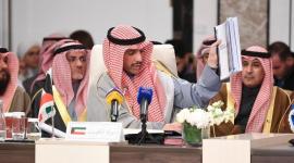 مرزوق الغانم لحظة إلقائه نسخة صفقة القرن في القمامة