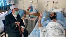 الشيخ عكرمة صبري خلال زيارته الأسير الأخرس