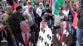 حرق صور نتنياهو وترامب ومحمد بن زايد عقب صلاة الجمعة في نابلس (4)