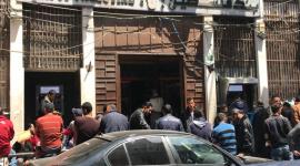 موظفون يصطفون طوابير بانتظار صرف رواتبهم