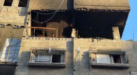 بالصور: آثار الدمار في شقق سكنية استُهدفت من قبل الاحتلال الاسرائيلي في مدينة غزة ليلة أمس