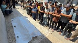 وداع شهيدين جراء غارة "إسرائيلية" استهدفت سيارة مدنية في تل الهوا، غرب غزة.