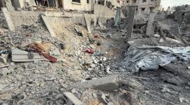 آثار دمار منزل والخيام المحيطة به بعد قصفه بمدينة غزة