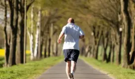 رجل يمارس رياضة الركض