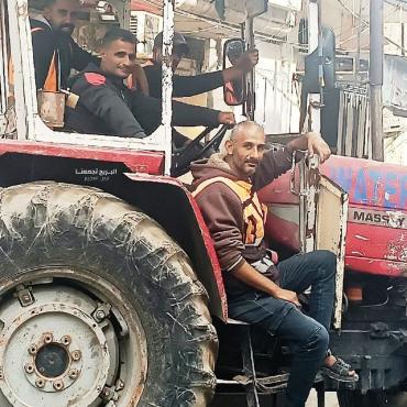 الشهيد معاوية العايدي رفقة زملائه في بلدية غزة