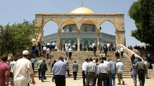 مصلون يزحفون لأداء صلاة الجمعة في الاقصى