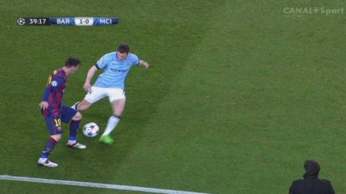 كوبري ميسي بميلنر لاعب مانشستر سيتي