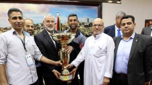 خضر مسعود يستلم كأس البطولة