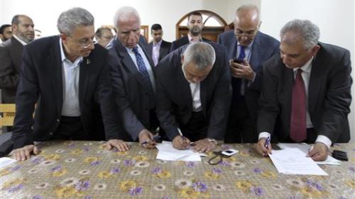 لحظة توقيع اتفاق المصالحة...