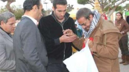 أبو تريكة يواسي والد أحد الشهداء