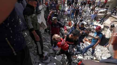 انتشال جثمان طفلة من تحت الانقاض بعد قصف الاحتلال الاسرائيلي على منازل المدنيين بغزة.jpg
