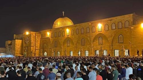 بعد ليلة دامية.. حشود فلسطينية تتحدى الاحتلال وتُحيي قيام ليلة القدر في القدس والأقصى