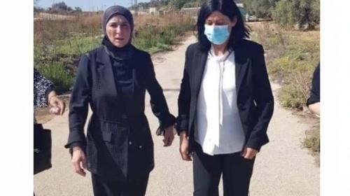 النائب خالدة جرار تتنسم عبير الحرية من سجون الاحتلال.JPG