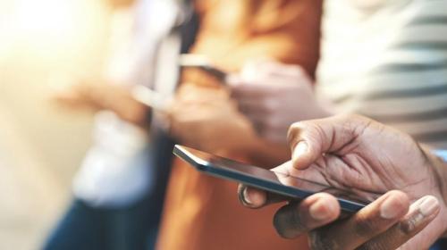 أطباء يكشفون أمراض معدية تتسبب بها الهواتف الذكية