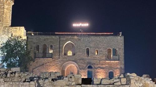 شمعدان للمستوطنين في القدس.jpg