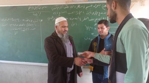 الرابطة الإسلامية توزع الحلوى على المعلمين