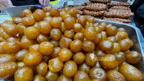 تفسير حلم توزيع الحلوى في المنام للعزباء-تفسير رؤية توزيع الحلوى في المنام للمتزوجة